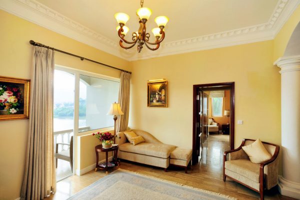 Dalat Edense accommodation camellia suite balcony living 1000x666 1