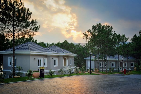 Dalat Edense accommodation camellia suite outside sunset alley 1000x666 1
